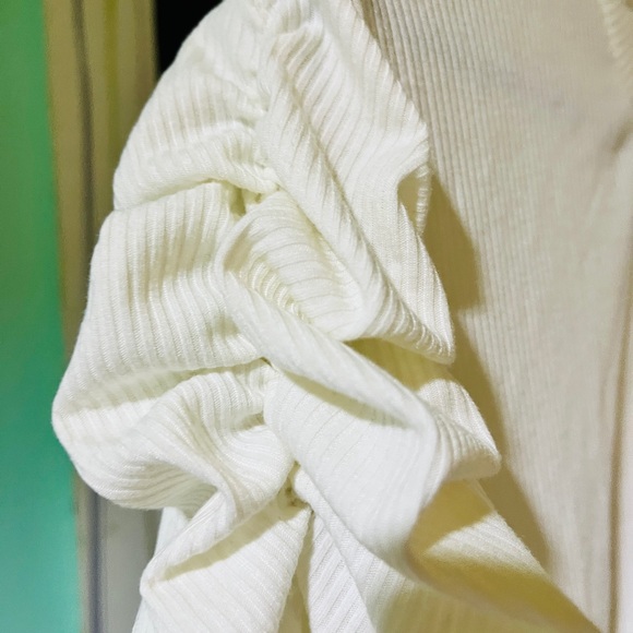 Westside wardrobe White floral top with puff sleeves! - Picture 4 of 6